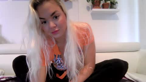 Snapshot of evillers1 chatting on 10-08-25, 09:12 Badblondebunny online show from 10-08-25, 09:12