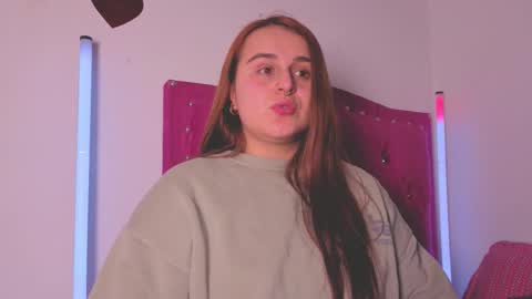 Snapshot of evy_orange1 chatting on 10-21-25, 01:28 EVY online show from 10-21-25, 01:28