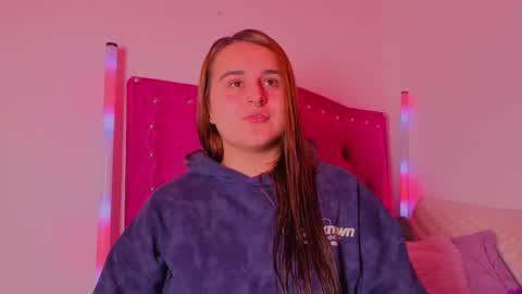 Snapshot of evy_orange1 chatting on 11-22-25, 01:04 EVY online show from 11-22-25, 01:04