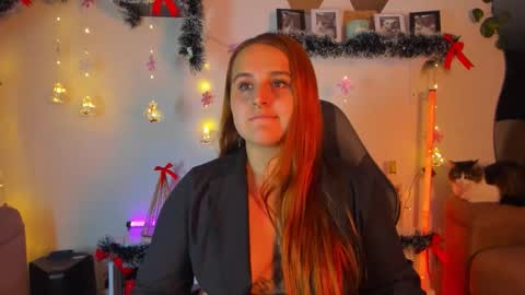Snapshot of evy_orange1 chatting on 12-16-25, 01:10 EVY online show from 12-16-25, 01:10