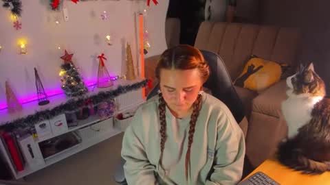 Snapshot of evy_orange1 chatting on 12-17-25, 01:11 EVY online show from 12-17-25, 01:11