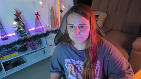 Snapshot of evy_orange1 chatting on 12-19-25, 02:29 EVY online show from 12-19-25, 02:29