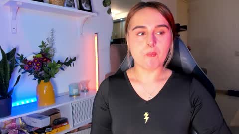 Snapshot of evy_orange1 chatting on 03-07-26, 01:13 EVY online show from 03-07-26, 01:13