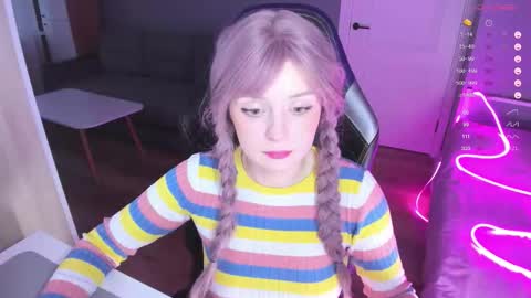 Snapshot of exhoneyangel chatting on 12-01-25, 12:43 Amy online show from 12-01-25, 12:43