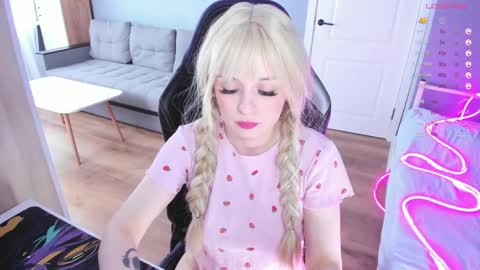 Snapshot of exhoneyangel chatting on 04-07-26, 09:43 Amy online show from 04-07-26, 09:43