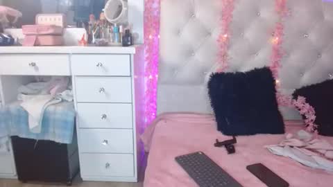 Snapshot of eyes_moonn chatting on 11-17-25, 11:16 eyes_moonn online show from 11-17-25, 11:16