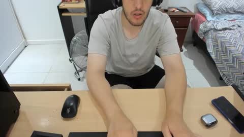 Snapshot of ezzeq chatting on 11-17-25, 11:32 Ezzeq online show from 11-17-25, 11:32