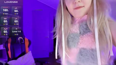 Snapshot of fairy_casey chatting on 11-25-25, 07:14 fairy_casey online show from 11-25-25, 07:14