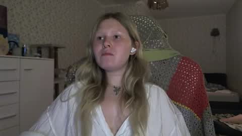 Snapshot of fairydreams_ chatting on 10-21-25, 05:24 Arisha online show from 10-21-25, 05:24