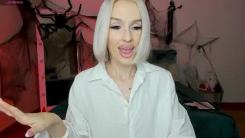 Snapshot of fallen1_angel chatting on 10-26-25, 11:20 Lana online show from 10-26-25, 11:20