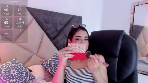 Snapshot of faloonroussel chatting on 11-18-25, 06:34 Faloon online show from 11-18-25, 06:34