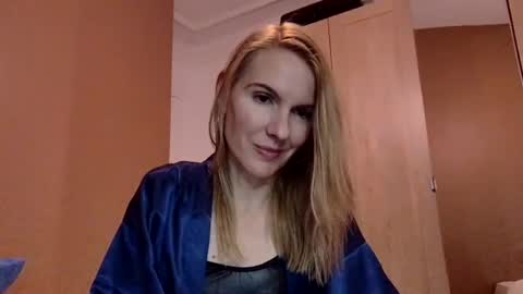 Snapshot of fanny_posy chatting on 12-15-24, 02:30 Fanny online show from 12-15-24, 02:30