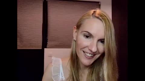 Snapshot of fanny_posy chatting on 01-04-25, 04:23 Fanny online show from 01-04-25, 04:23
