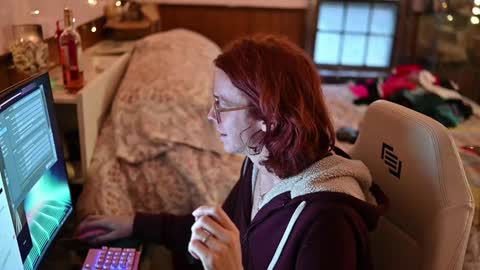 Faye Holloway online show from 12-31-24, 09:17