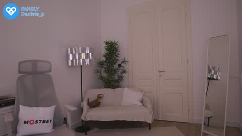 Snapshot of feel_our_vibe chatting on 12-13-24, 05:43 Daniela online show from 12-13-24, 05:43