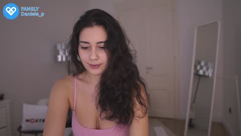 Snapshot of feel_our_vibe chatting on 12-21-24, 06:23 Daniela online show from 12-21-24, 06:23