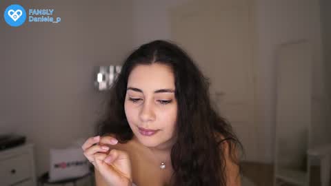 Snapshot of feel_our_vibe chatting on 12-29-24, 03:46 Daniela online show from 12-29-24, 03:46