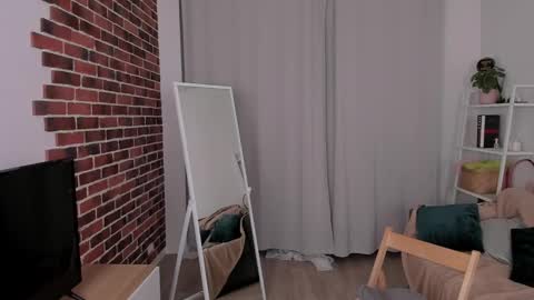 Snapshot of feel_our_vibe chatting on 01-21-25, 04:27 Daniela online show from 01-21-25, 04:27