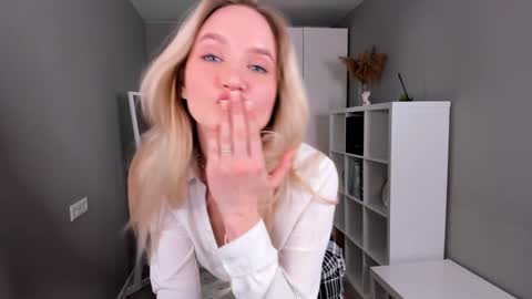 Snapshot of feel_our_vibe chatting on 02-01-25, 01:09 Daniela online show from 02-01-25, 01:09