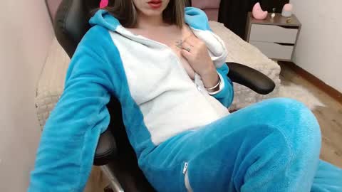 Snapshot of fenix_11_ chatting on 02-20-25, 08:28 Alejandra online show from 02-20-25, 08:28