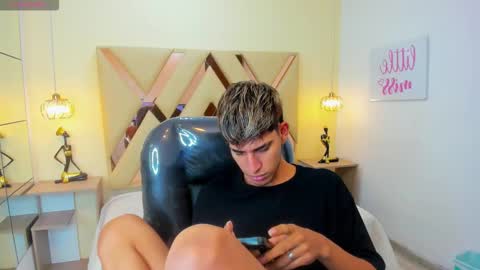 Snapshot of ferphoenix_ chatting on 11-28-25, 03:53 FER PHOENIX online show from 11-28-25, 03:53