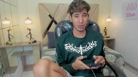 Snapshot of ferphoenix_ chatting on 12-17-25, 03:23 FER PHOENIX online show from 12-17-25, 03:23