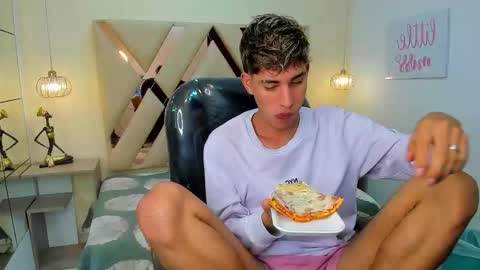 Snapshot of ferphoenix_ chatting on 12-19-25, 04:08 FER PHOENIX online show from 12-19-25, 04:08