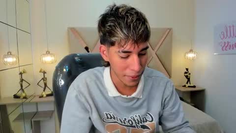 Snapshot of ferphoenix_ chatting on 12-21-25, 03:35 FER PHOENIX online show from 12-21-25, 03:35