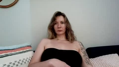 Snapshot of findomgoddessnatalia chatting on 07-28-26, 09:14 Goddess Natalia Findom online show from 07-28-26, 09:14
