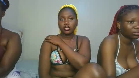 Snapshot of fine_melanie chatting on 12-22-25, 11:18 melanie online show from 12-22-25, 11:18