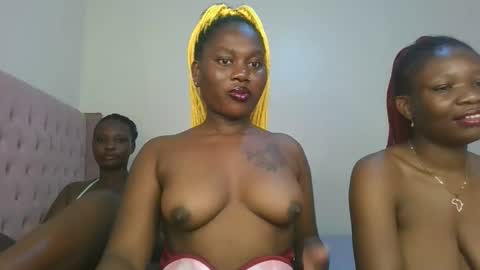 Snapshot of fine_melanie chatting on 01-12-26, 12:21 melanie online show from 01-12-26, 12:21