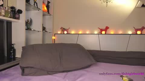 Snapshot of fishtgirlworld chatting on 02-14-25, 12:57 Tia online show from 02-14-25, 12:57