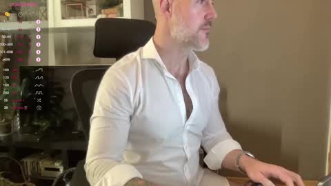 Snapshot of fit_rubinho chatting on 12-19-24, 04:02 Rubn online show from 12-19-24, 04:02