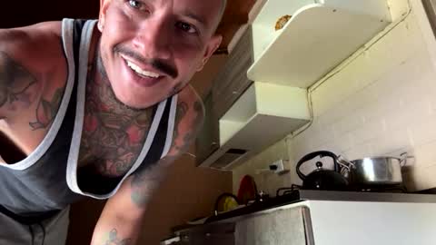 Snapshot of fitnolan chatting on 05-25-26, 12:44 Elias Valencia online show from 05-25-26, 12:44