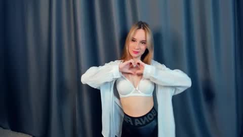 Snapshot of fizana chatting on 01-09-26, 12:24 Kira online show from 01-09-26, 12:24