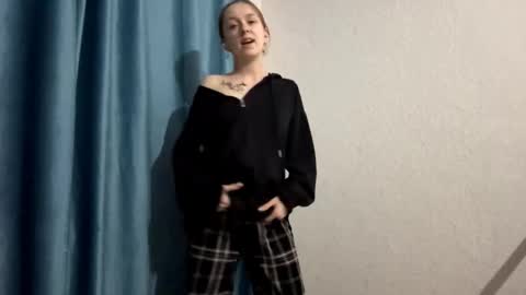 Snapshot of fleshpoetry chatting on 03-11-26, 08:26 Emma online show from 03-11-26, 08:26