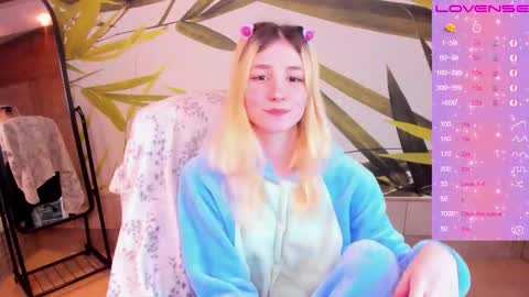 Snapshot of fleximona chatting on 11-22-25, 09:30 FlexiMona online show from 11-22-25, 09:30