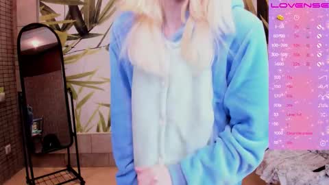 Snapshot of fleximona chatting on 12-13-25, 07:53 FlexiMona online show from 12-13-25, 07:53