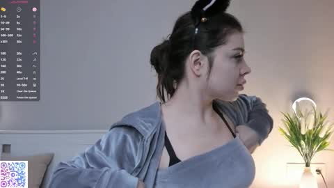 Doloras online show from 12-15-25, 06:17