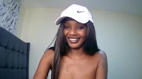 Snapshot of flirtyy_sheery chatting on 12-23-24, 10:10 sheery online show from 12-23-24, 10:10