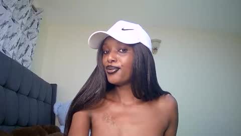 Snapshot of flirtyy_sheery chatting on 12-24-24, 12:33 sheery online show from 12-24-24, 12:33