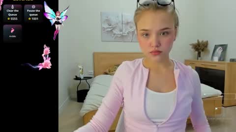 Snapshot of flooora_0 chatting on 10-13-25, 12:32 Mona online show from 10-13-25, 12:32