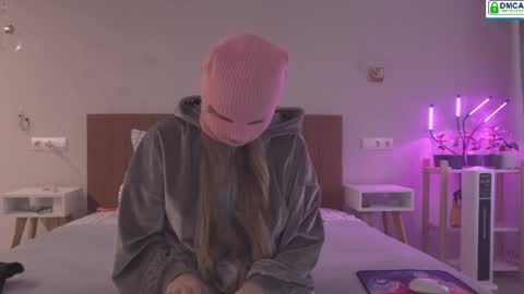 Snapshot of fluffy_hat chatting on 03-03-25, 05:20 Fluffy and Krut online show from 03-03-25, 05:20