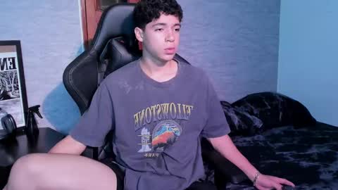 Snapshot of foniland_ chatting on 03-15-26, 01:33 Foni online show from 03-15-26, 01:33