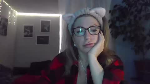 fox_red_lady7 online show from 03-01-25, 08:21