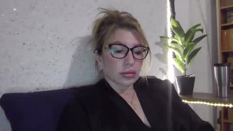 fox_red_lady7 online show from 03-09-25, 06:32