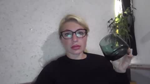 fox_red_lady7 online show from 10-13-25, 04:51