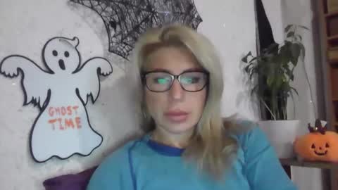 fox_red_lady7 online show from 10-27-25, 06:50