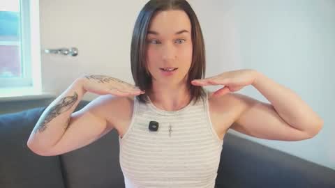 Snapshot of foxfilms chatting on 09-28-25, 05:18 Em online show from 09-28-25, 05:18