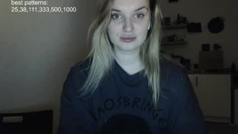 Snapshot of foxfrromearth chatting on 02-20-25, 12:30 i am your baby Alien online show from 02-20-25, 12:30